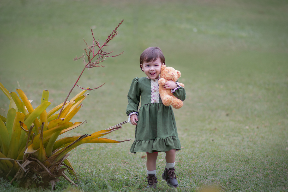 Ensaio fotográfico artístico com estilo vintage, cottagecore. ENsaio infantil realizado no Parque Central de Santo André.