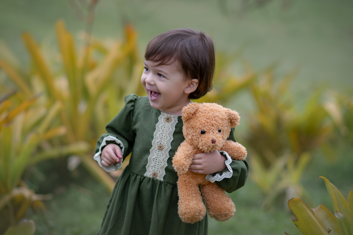 Ensaio fotográfico artístico com estilo vintage, cottagecore. ENsaio infantil realizado no Parque Central de Santo André.