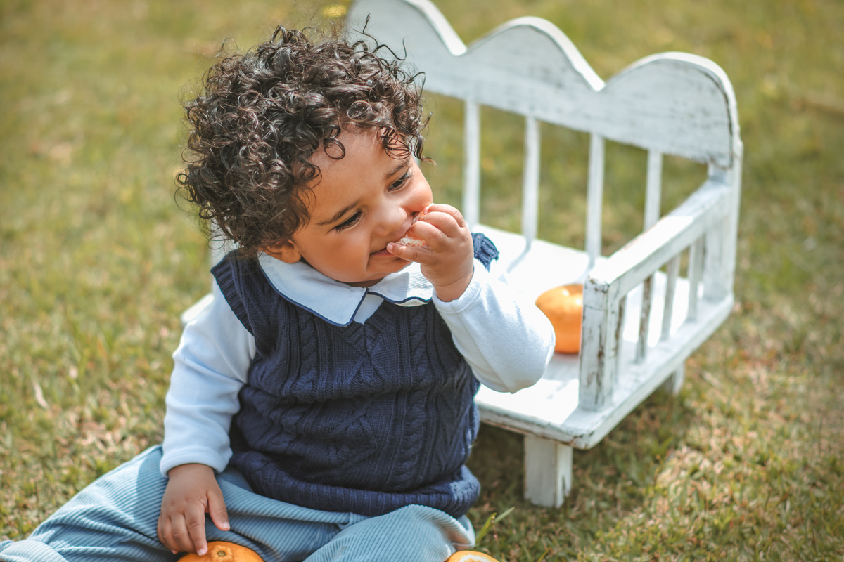 fotografia de ensaio de 1 ano, ensaio fotográfico de um aninho, cottagecore, fotografia artística, fotógrafo de ensaio de 1 ano em Santo André, fotógrafo em Mauá. Ensaio de 1 ano Smash the cake.