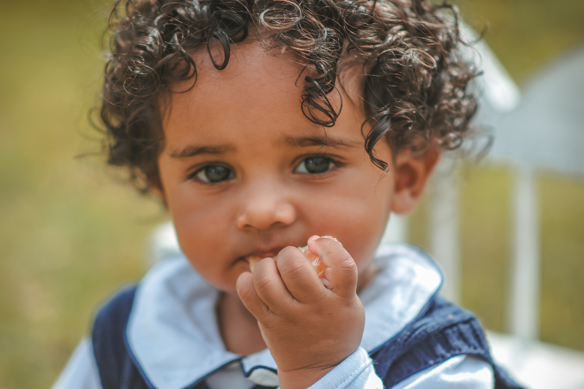 fotografia de ensaio de 1 ano, ensaio fotográfico de um aninho, cottagecore, fotografia artística, fotógrafo de ensaio de 1 ano em Santo André, fotógrafo em Mauá. Ensaio de 1 ano Smash the cake.