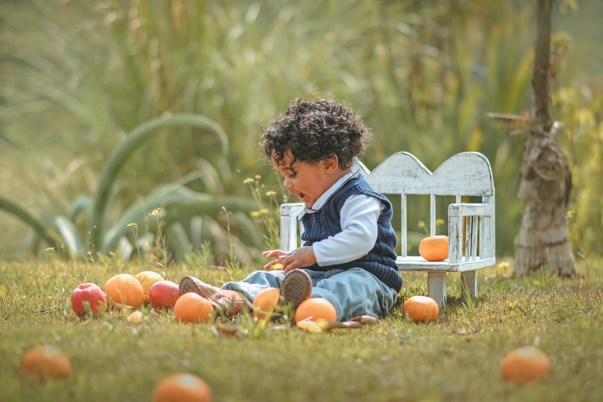 fotografia de ensaio de 1 ano, ensaio fotográfico de um aninho, cottagecore, fotografia artística, fotógrafo de ensaio de 1 ano em Santo André, fotógrafo em Mauá. Ensaio de 1 ano Smash the cake.