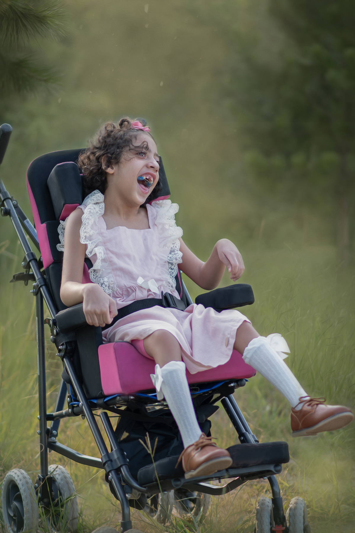 Ensaio fotográfico de crianças atípicas em Ribeirão Pires, ABC Paulista, ensaio cottagecore de PCD. Fotógrafo de crianças tipicas em São Paulo.