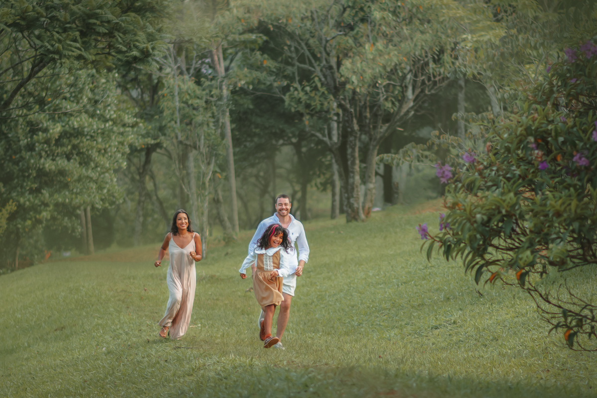 Fotografia infantil no Parque central de Santo andré com estilo cottagecore, vintage. Ensaio artístico infantil na natureza. 