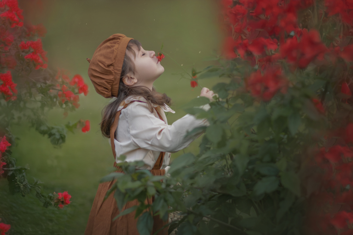 Ensaio fotográfico cottagegecore em Paranapiacaba, fotografia atística infantil. Fotógrafo de ensaio fotográfico de 3 anos.