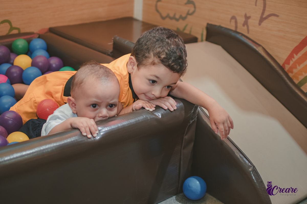 fotografia de festa infantil de menino de 3 anos, no buffet Fazendo Farra em São Bernardo do Campo. fotógrafo de festa infantil no ABC Paulista, Decoração patrulha Canina.