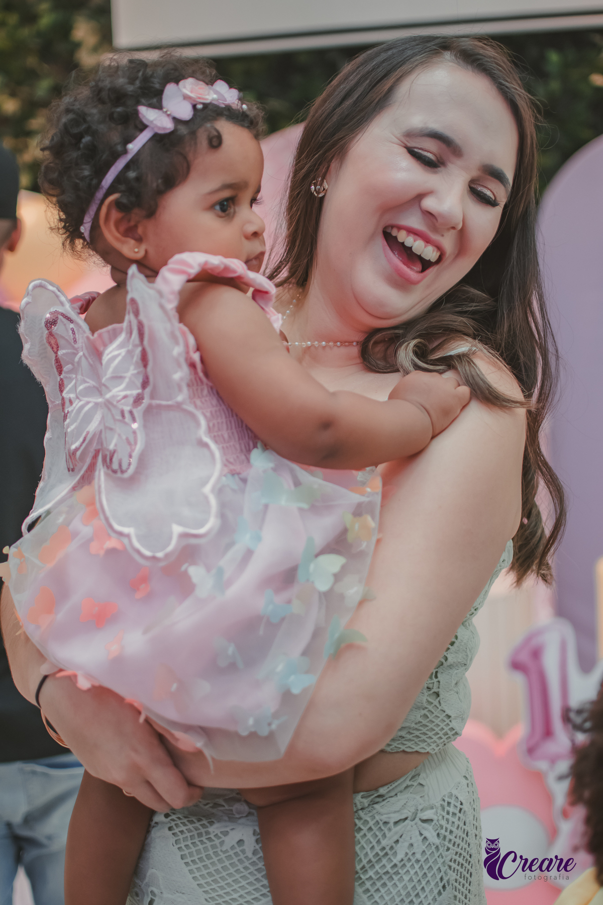 fotografia de festa de 1 ano em Santo andré no ABC Paulista, festa de um aninho com decoração jardim de borboleta. Fotógrafo de festa de 1 ano em Santo André, Buffet Happy House. Festa em casa.