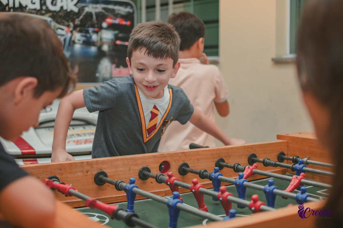 Fotografia de aniversário infantil, festa de 8 anos com tema Harry Potter. Festa infantil no Buffet Espaço Villas Kidas em São Bernardo do Campo. Fotógrafo.