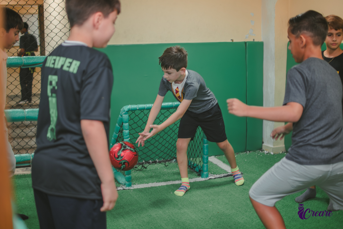 Fotografia de aniversário infantil, festa de 8 anos com tema Harry Potter. Festa infantil no Buffet Espaço Villas Kidas em São Bernardo do Campo. Fotógrafo.