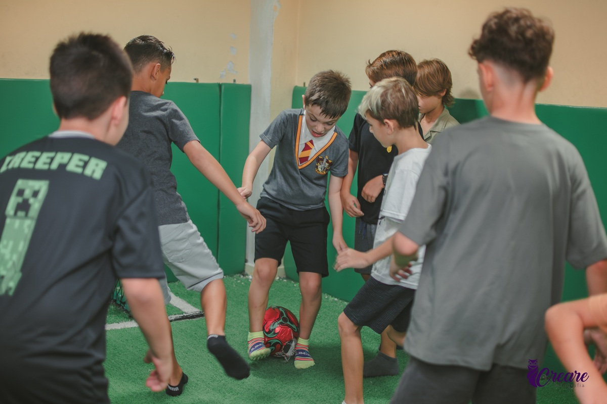 Fotografia de aniversário infantil, festa de 8 anos com tema Harry Potter. Festa infantil no Buffet Espaço Villas Kidas em São Bernardo do Campo. Fotógrafo.