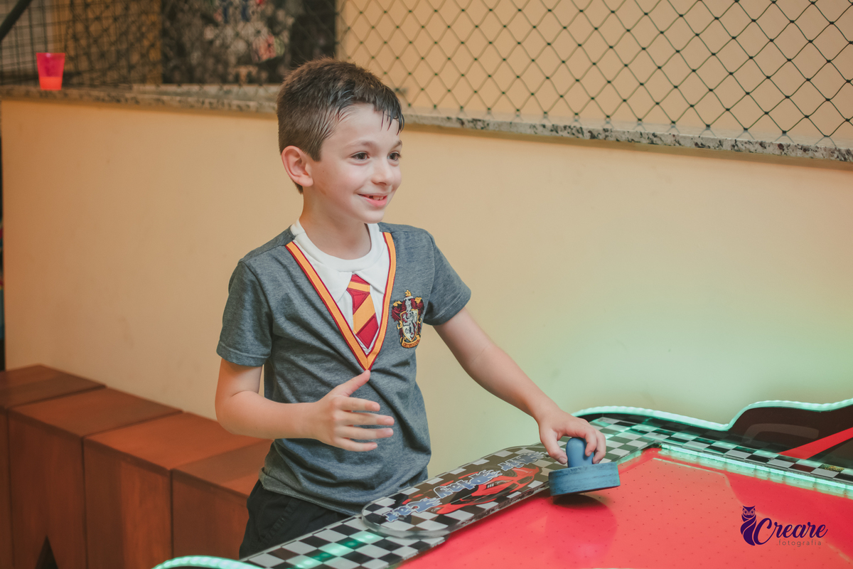 Fotografia de aniversário infantil, festa de 8 anos com tema Harry Potter. Festa infantil no Buffet Espaço Villas Kidas em São Bernardo do Campo. Fotógrafo.