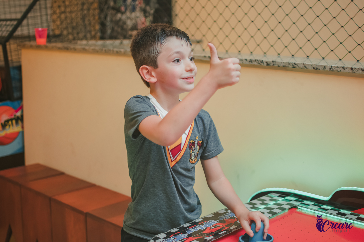 Fotografia de aniversário infantil, festa de 8 anos com tema Harry Potter. Festa infantil no Buffet Espaço Villas Kidas em São Bernardo do Campo. Fotógrafo.
