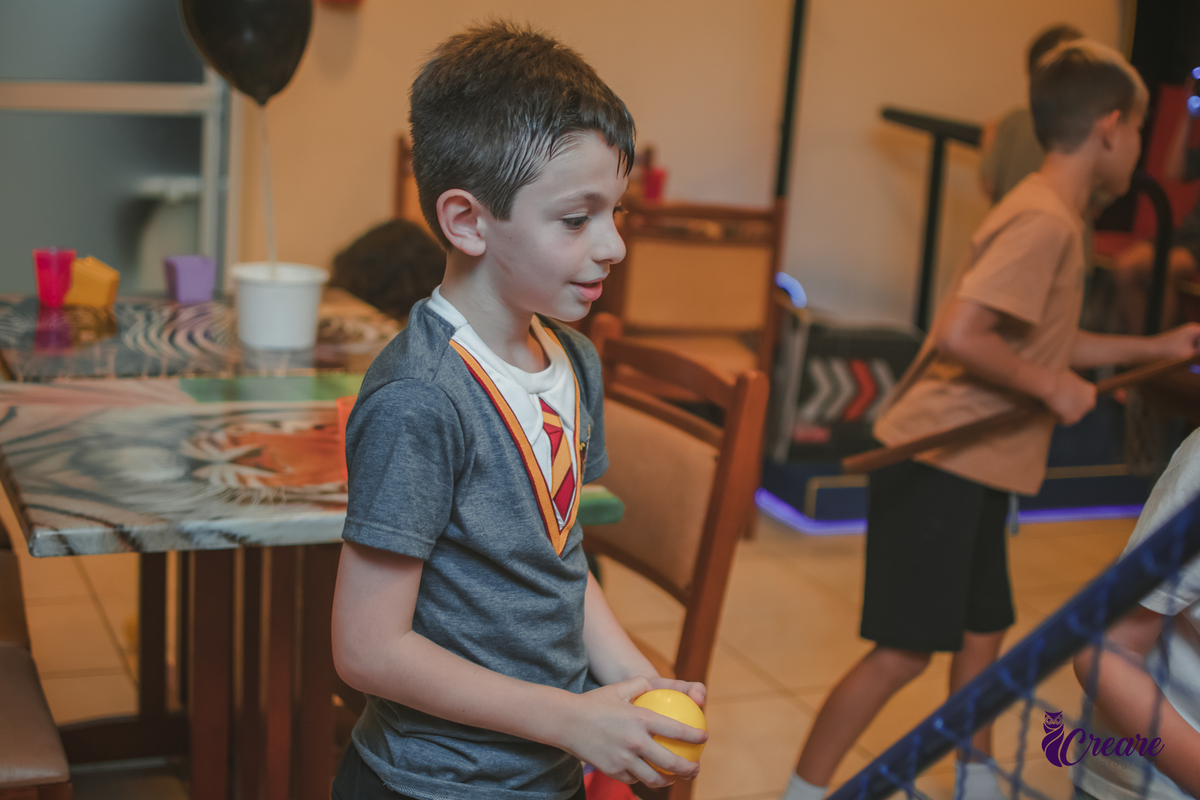 Fotografia de aniversário infantil, festa de 8 anos com tema Harry Potter. Festa infantil no Buffet Espaço Villas Kidas em São Bernardo do Campo. Fotógrafo.