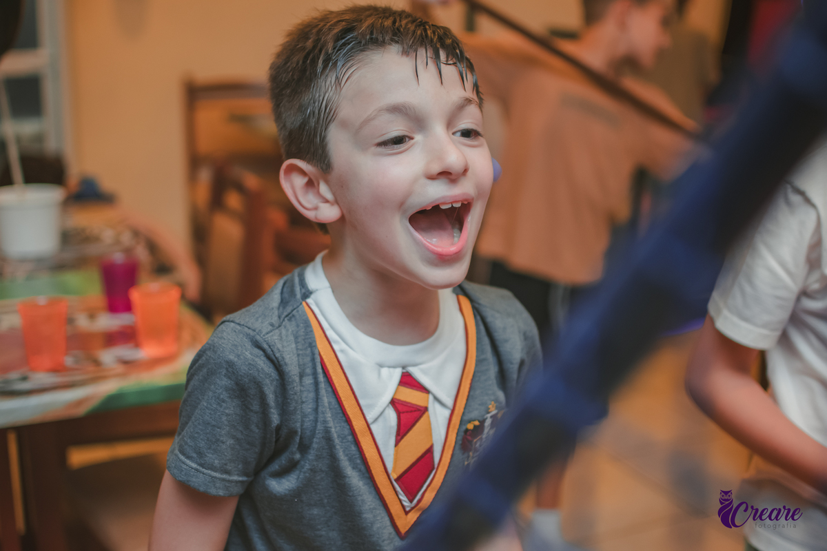 Fotografia de aniversário infantil, festa de 8 anos com tema Harry Potter. Festa infantil no Buffet Espaço Villas Kidas em São Bernardo do Campo. Fotógrafo.