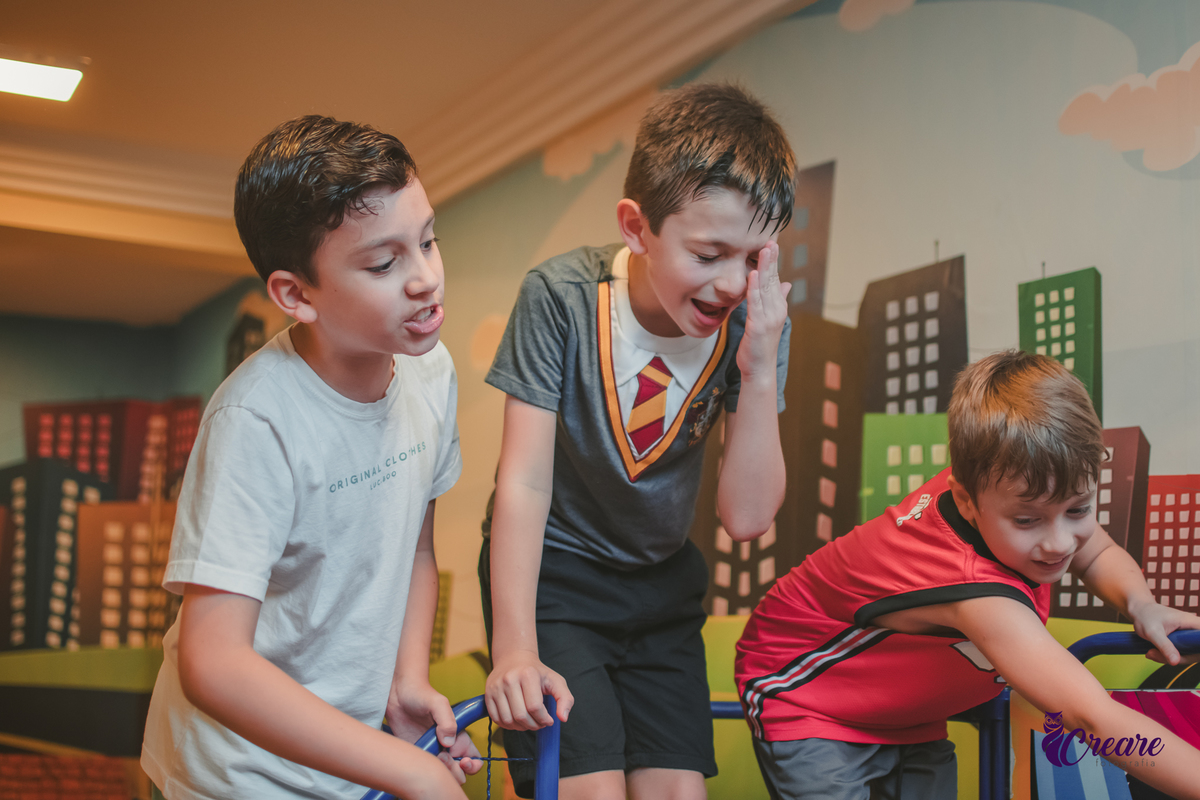 Fotografia de aniversário infantil, festa de 8 anos com tema Harry Potter. Festa infantil no Buffet Espaço Villas Kidas em São Bernardo do Campo. Fotógrafo.