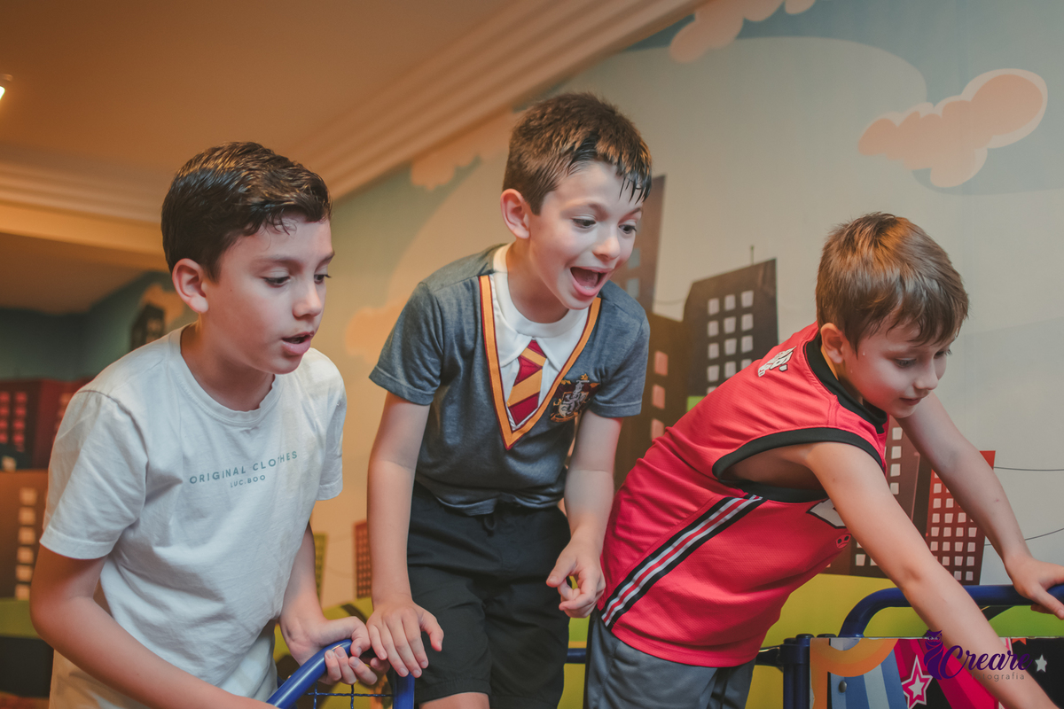 Fotografia de aniversário infantil, festa de 8 anos com tema Harry Potter. Festa infantil no Buffet Espaço Villas Kidas em São Bernardo do Campo. Fotógrafo.