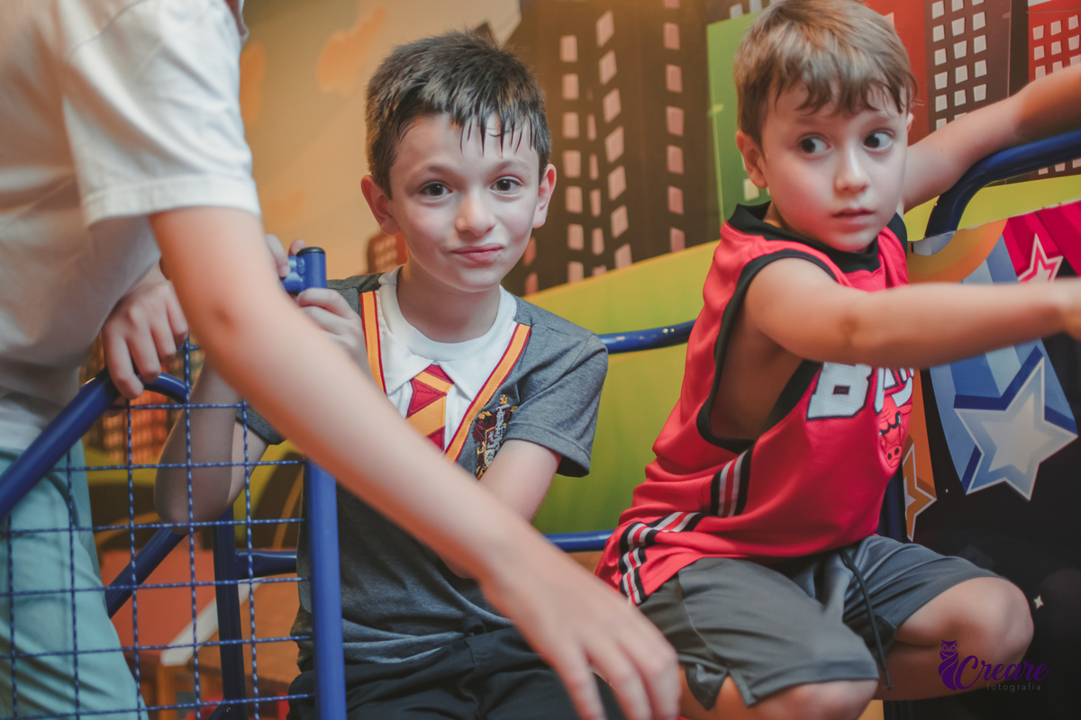 Fotografia de aniversário infantil, festa de 8 anos com tema Harry Potter. Festa infantil no Buffet Espaço Villas Kidas em São Bernardo do Campo. Fotógrafo.