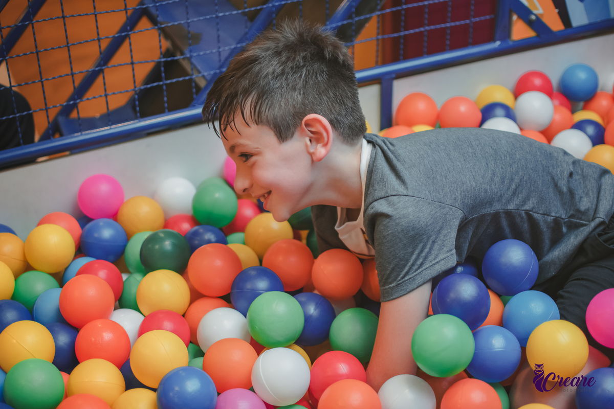 Fotografia de aniversário infantil, festa de 8 anos com tema Harry Potter. Festa infantil no Buffet Espaço Villas Kidas em São Bernardo do Campo. Fotógrafo.