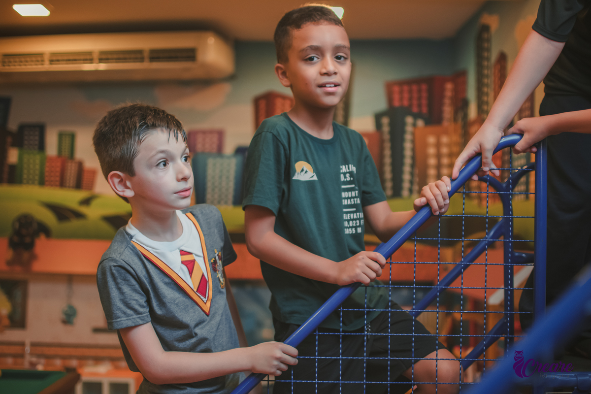 Fotografia de aniversário infantil, festa de 8 anos com tema Harry Potter. Festa infantil no Buffet Espaço Villas Kidas em São Bernardo do Campo. Fotógrafo.