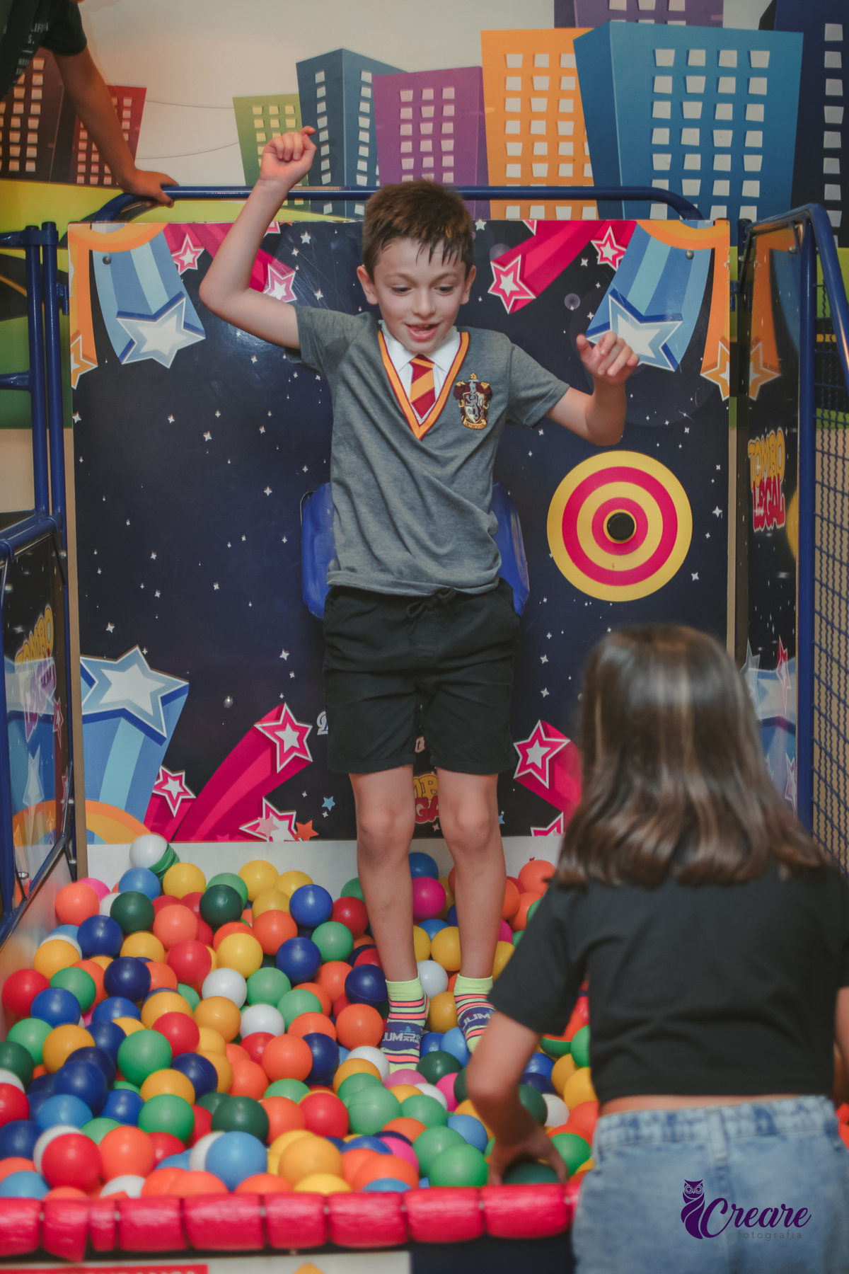 Fotografia de aniversário infantil, festa de 8 anos com tema Harry Potter. Festa infantil no Buffet Espaço Villas Kidas em São Bernardo do Campo. Fotógrafo.
