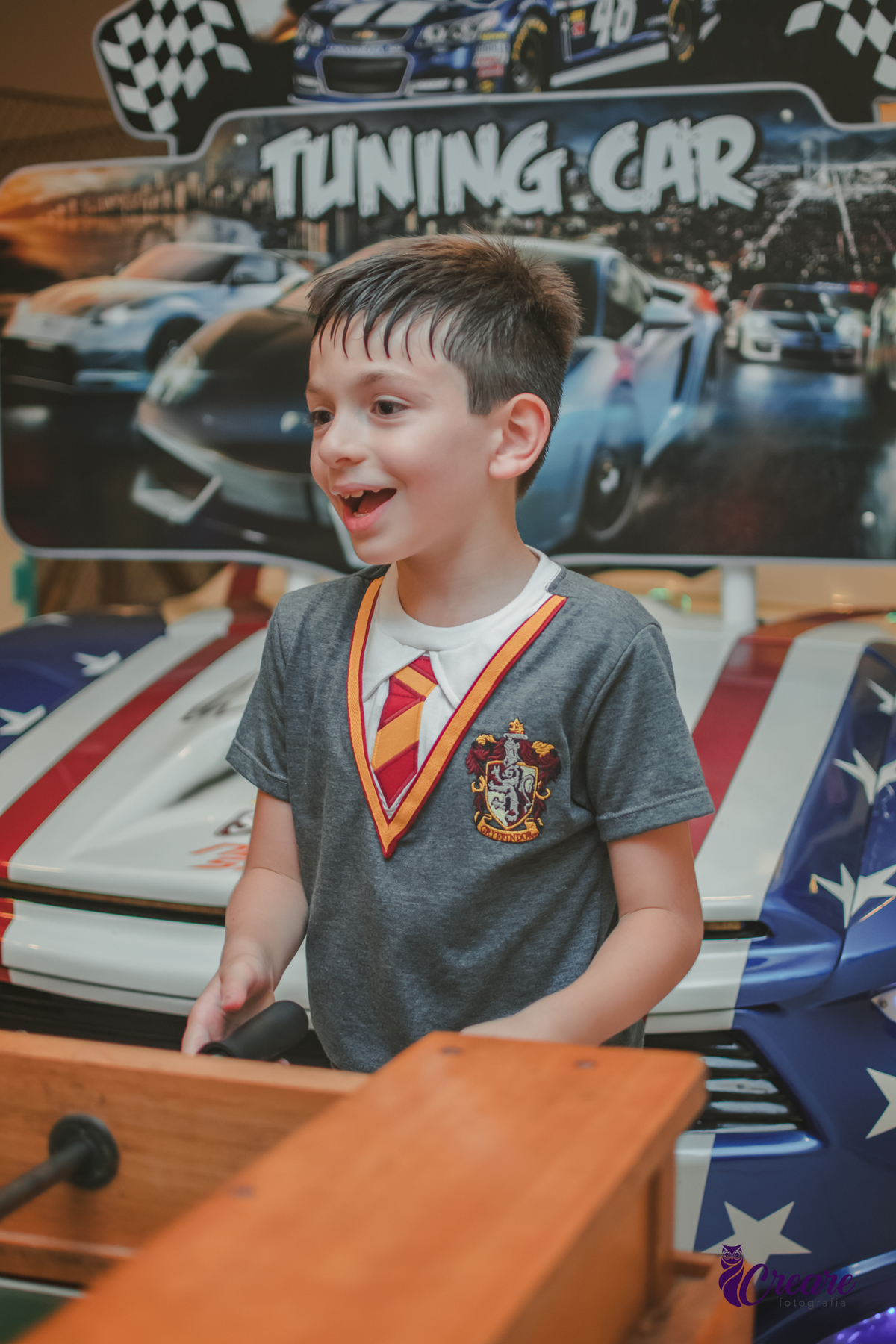 Fotografia de aniversário infantil, festa de 8 anos com tema Harry Potter. Festa infantil no Buffet Espaço Villas Kidas em São Bernardo do Campo. Fotógrafo.