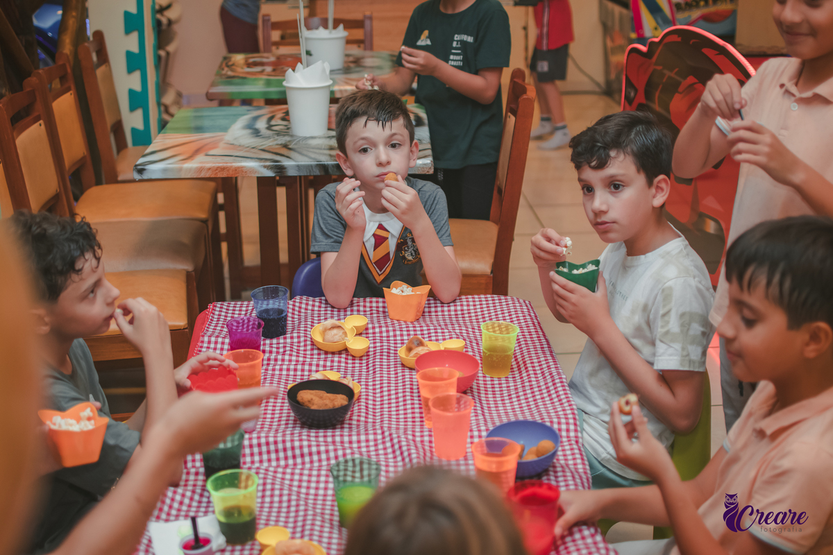 Fotografia de aniversário infantil, festa de 8 anos com tema Harry Potter. Festa infantil no Buffet Espaço Villas Kidas em São Bernardo do Campo. Fotógrafo.