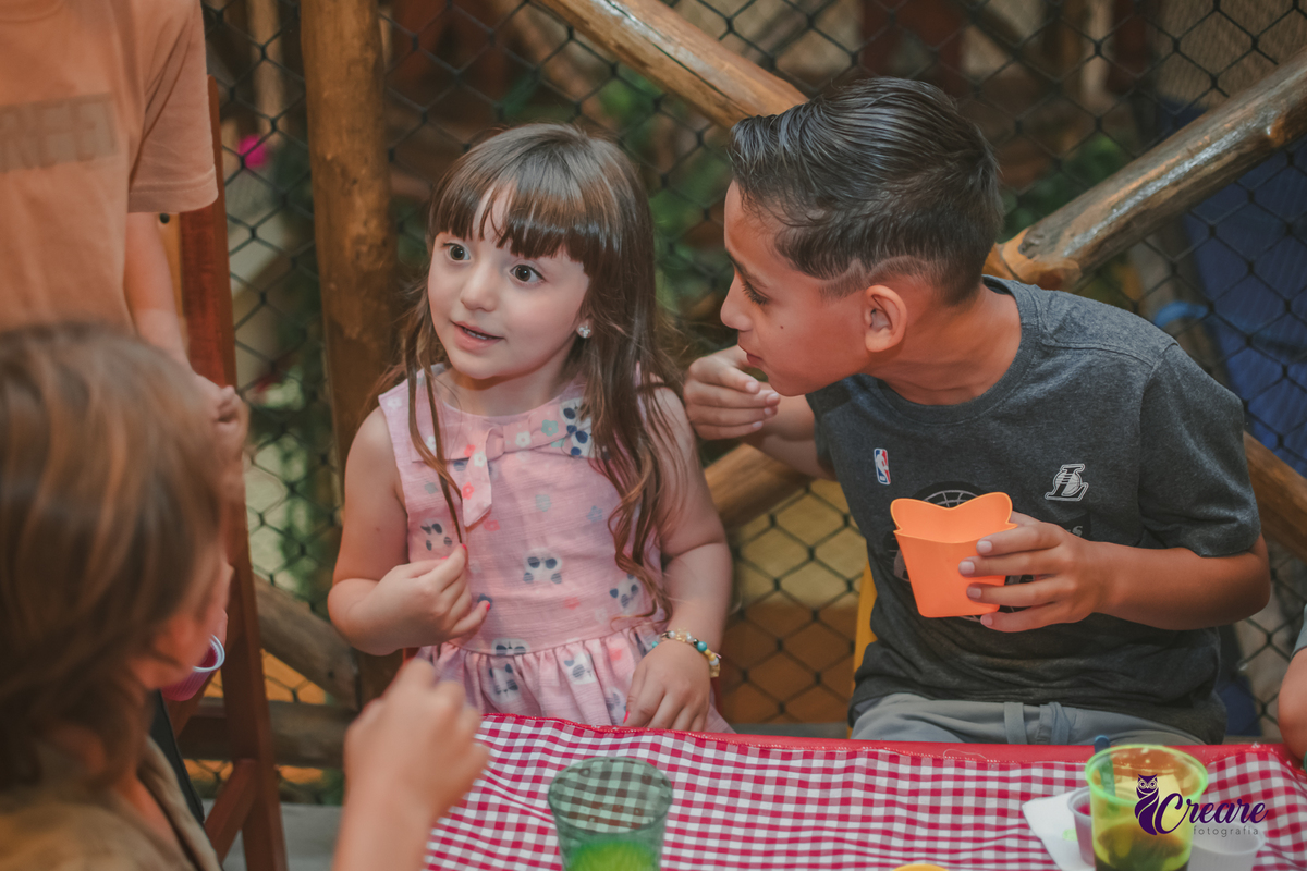 Fotografia de aniversário infantil, festa de 8 anos com tema Harry Potter. Festa infantil no Buffet Espaço Villas Kidas em São Bernardo do Campo. Fotógrafo.