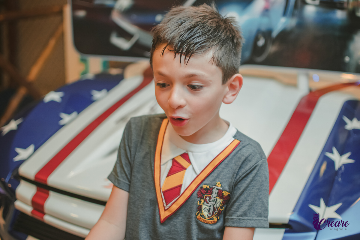 Fotografia de aniversário infantil, festa de 8 anos com tema Harry Potter. Festa infantil no Buffet Espaço Villas Kidas em São Bernardo do Campo. Fotógrafo.