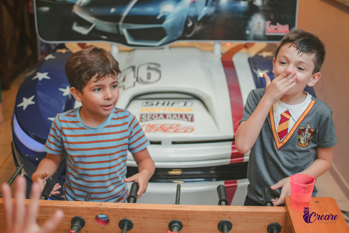 Fotografia de aniversário infantil, festa de 8 anos com tema Harry Potter. Festa infantil no Buffet Espaço Villas Kidas em São Bernardo do Campo. Fotógrafo.