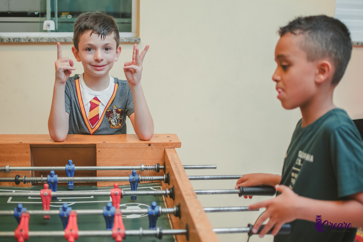 Fotografia de aniversário infantil, festa de 8 anos com tema Harry Potter. Festa infantil no Buffet Espaço Villas Kidas em São Bernardo do Campo. Fotógrafo.