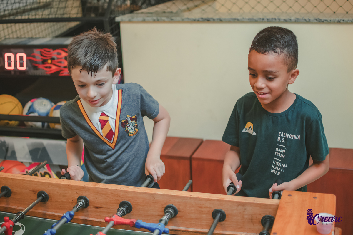 Fotografia de aniversário infantil, festa de 8 anos com tema Harry Potter. Festa infantil no Buffet Espaço Villas Kidas em São Bernardo do Campo. Fotógrafo.