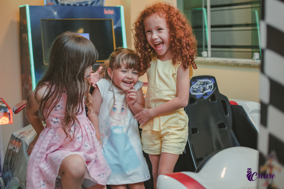 Fotografia de aniversário infantil, festa de 8 anos com tema Harry Potter. Festa infantil no Buffet Espaço Villas Kidas em São Bernardo do Campo. Fotógrafo.