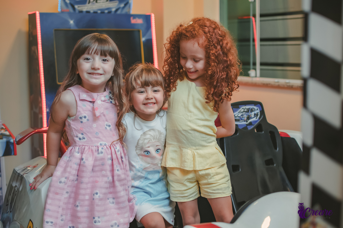 Fotografia de aniversário infantil, festa de 8 anos com tema Harry Potter. Festa infantil no Buffet Espaço Villas Kidas em São Bernardo do Campo. Fotógrafo.