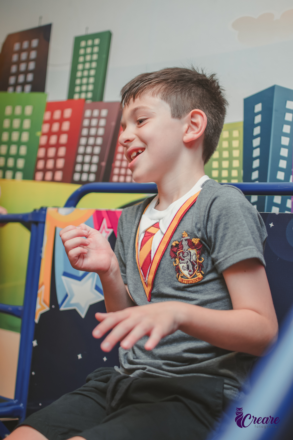 Fotografia de aniversário infantil, festa de 8 anos com tema Harry Potter. Festa infantil no Buffet Espaço Villas Kidas em São Bernardo do Campo. Fotógrafo.