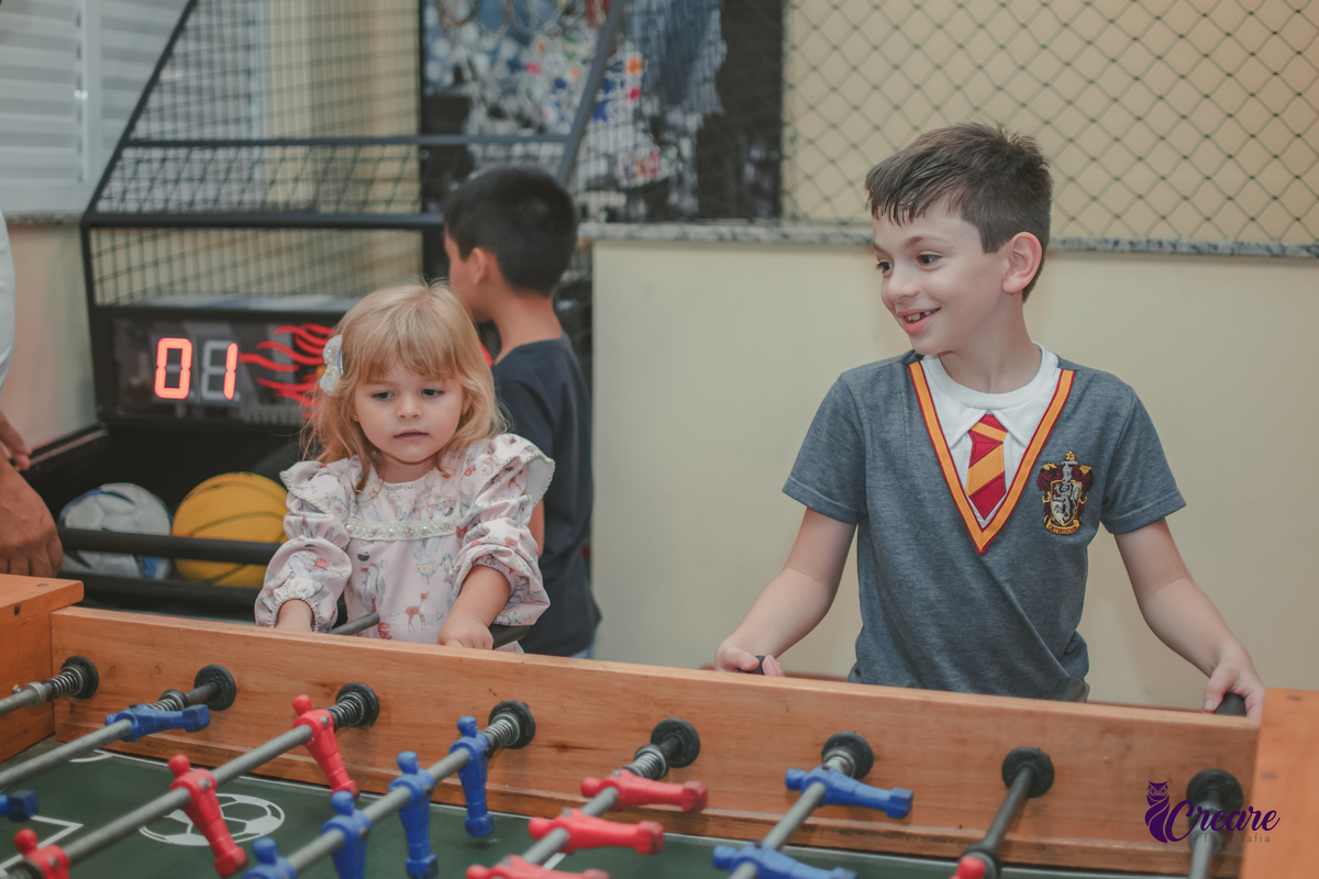 Fotografia de aniversário infantil, festa de 8 anos com tema Harry Potter. Festa infantil no Buffet Espaço Villas Kidas em São Bernardo do Campo. Fotógrafo.