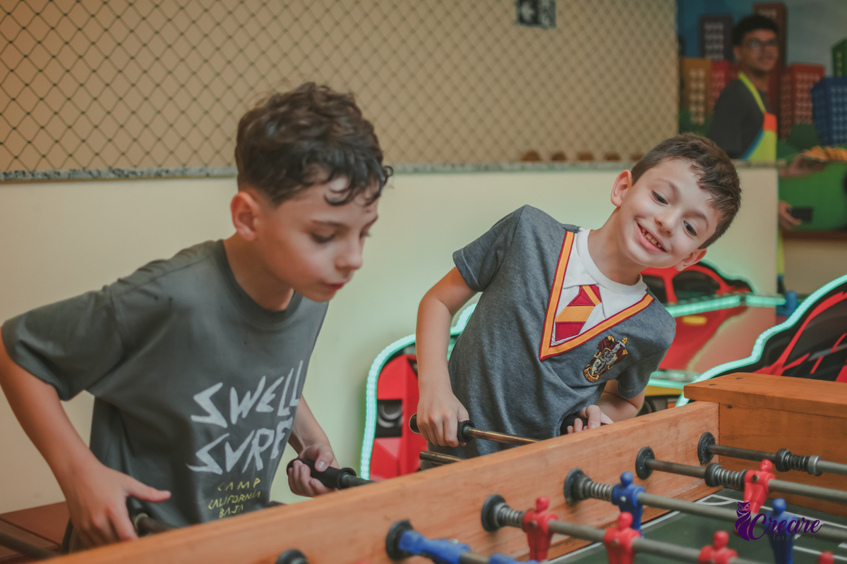Fotografia de aniversário infantil, festa de 8 anos com tema Harry Potter. Festa infantil no Buffet Espaço Villas Kidas em São Bernardo do Campo. Fotógrafo.