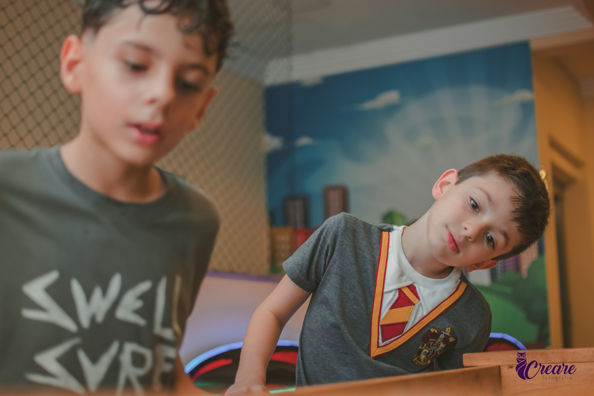 Fotografia de aniversário infantil, festa de 8 anos com tema Harry Potter. Festa infantil no Buffet Espaço Villas Kidas em São Bernardo do Campo. Fotógrafo.