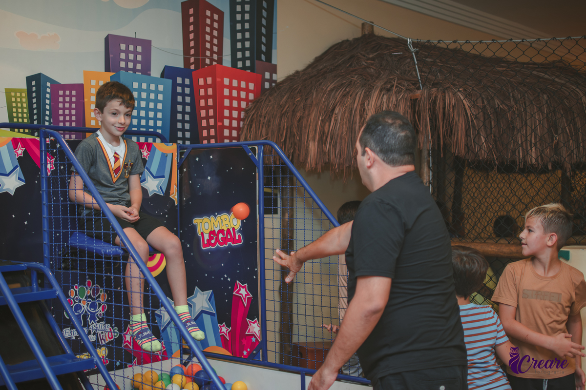 Fotografia de aniversário infantil, festa de 8 anos com tema Harry Potter. Festa infantil no Buffet Espaço Villas Kidas em São Bernardo do Campo. Fotógrafo.