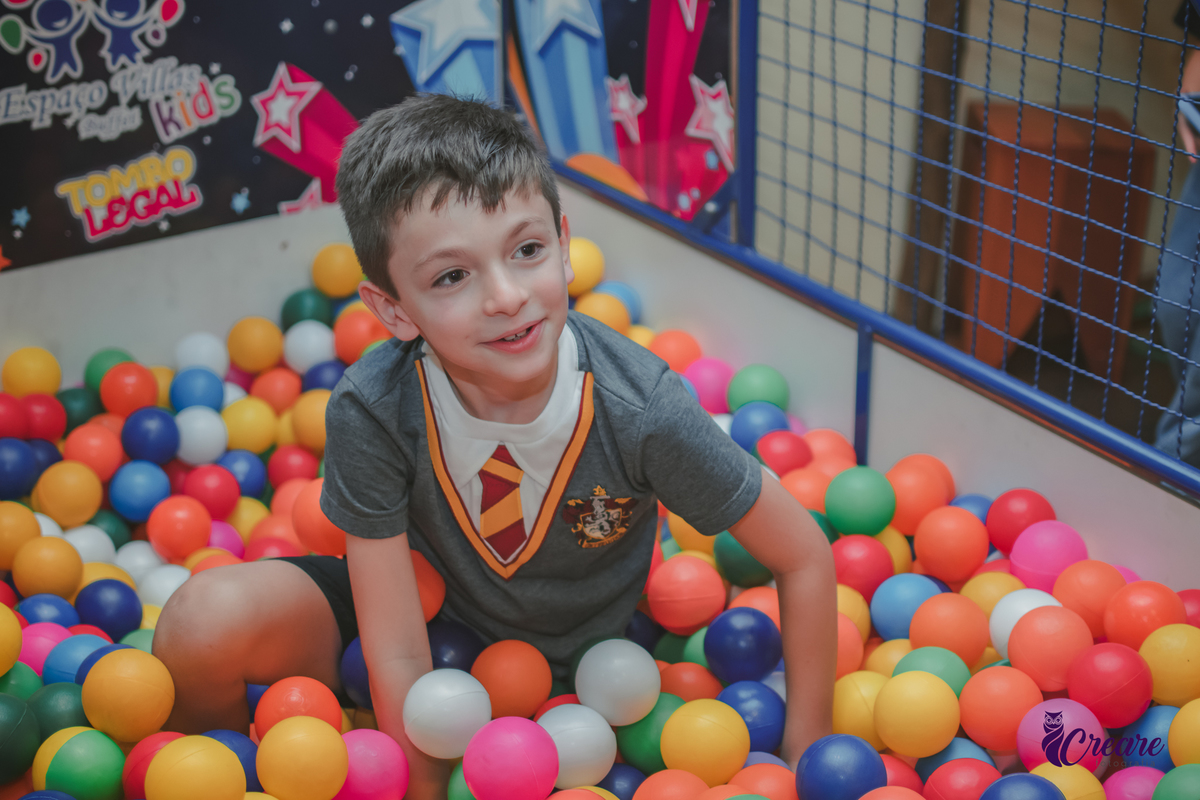 Fotografia de aniversário infantil, festa de 8 anos com tema Harry Potter. Festa infantil no Buffet Espaço Villas Kidas em São Bernardo do Campo. Fotógrafo.