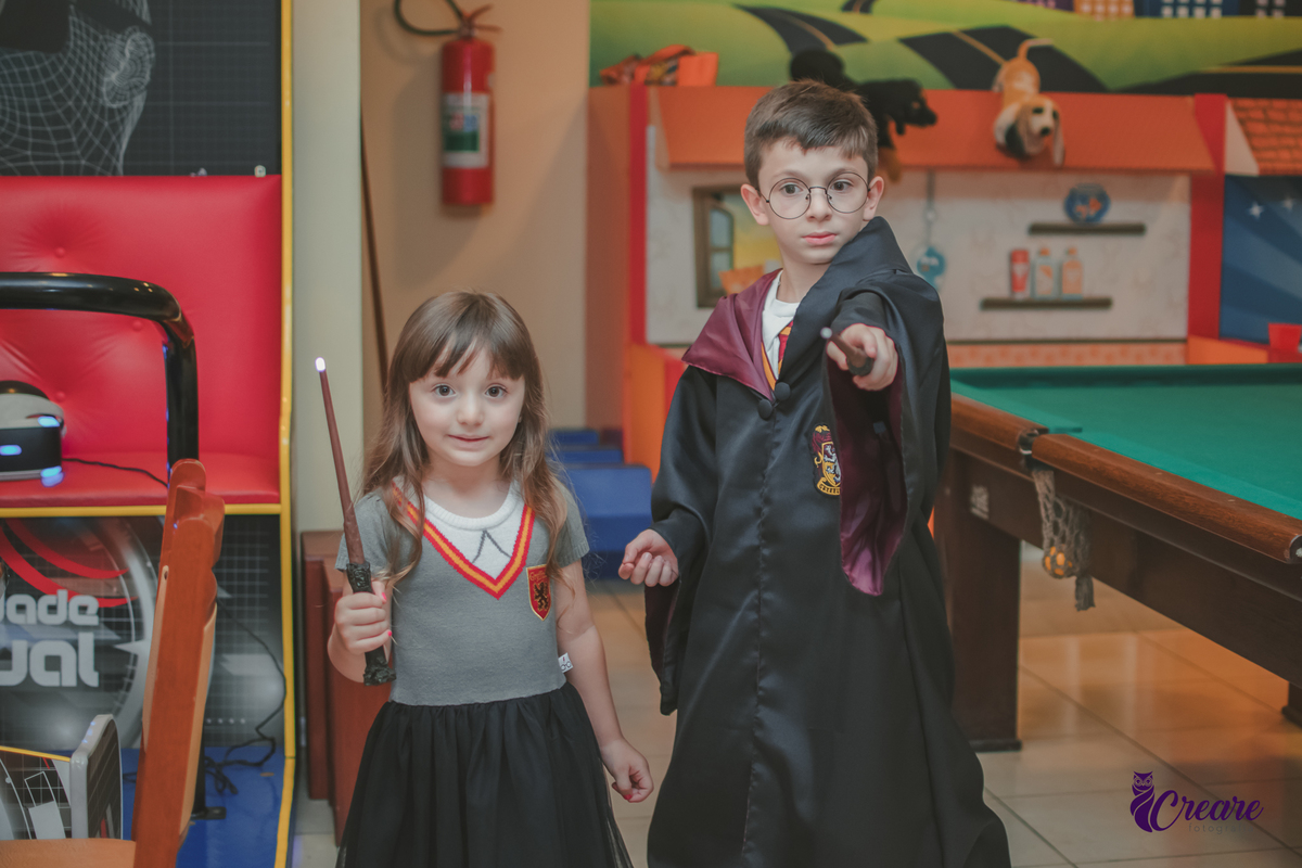 Fotografia de aniversário infantil, festa de 8 anos com tema Harry Potter. Festa infantil no Buffet Espaço Villas Kidas em São Bernardo do Campo. Fotógrafo.