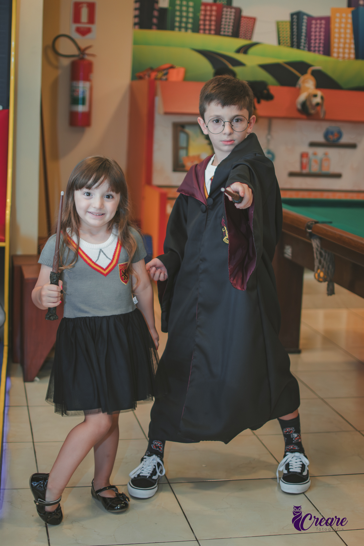 Fotografia de aniversário infantil, festa de 8 anos com tema Harry Potter. Festa infantil no Buffet Espaço Villas Kidas em São Bernardo do Campo. Fotógrafo.