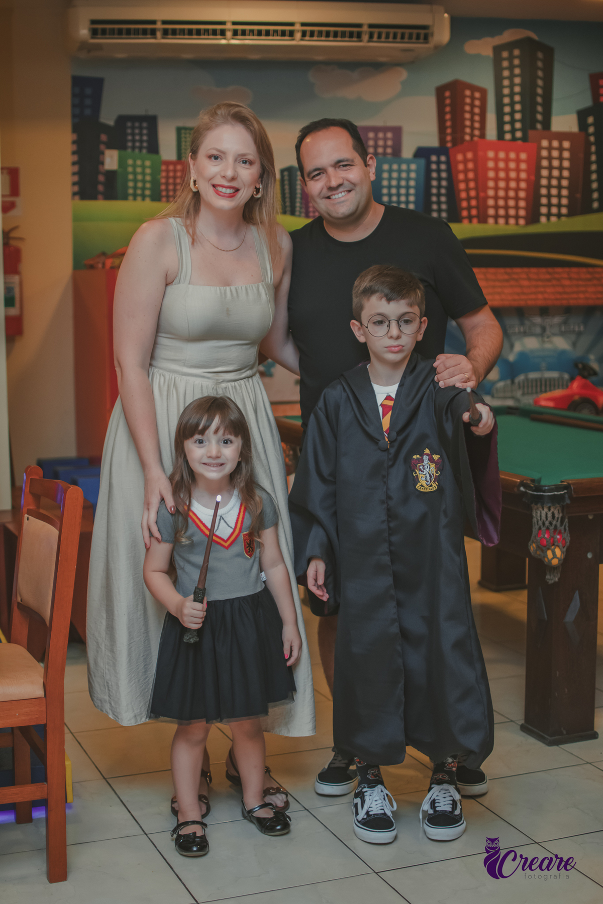 Fotografia de aniversário infantil, festa de 8 anos com tema Harry Potter. Festa infantil no Buffet Espaço Villas Kidas em São Bernardo do Campo. Fotógrafo.