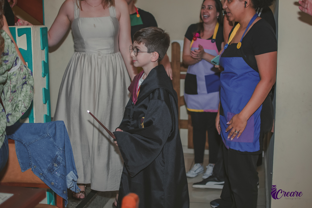 Fotografia de aniversário infantil, festa de 8 anos com tema Harry Potter. Festa infantil no Buffet Espaço Villas Kidas em São Bernardo do Campo. Fotógrafo.