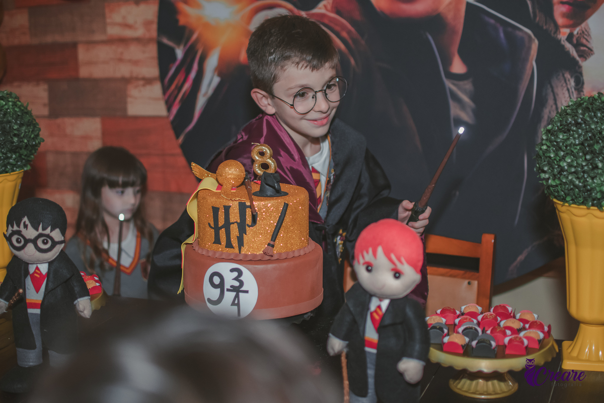 Fotografia de aniversário infantil, festa de 8 anos com tema Harry Potter. Festa infantil no Buffet Espaço Villas Kidas em São Bernardo do Campo. Fotógrafo.