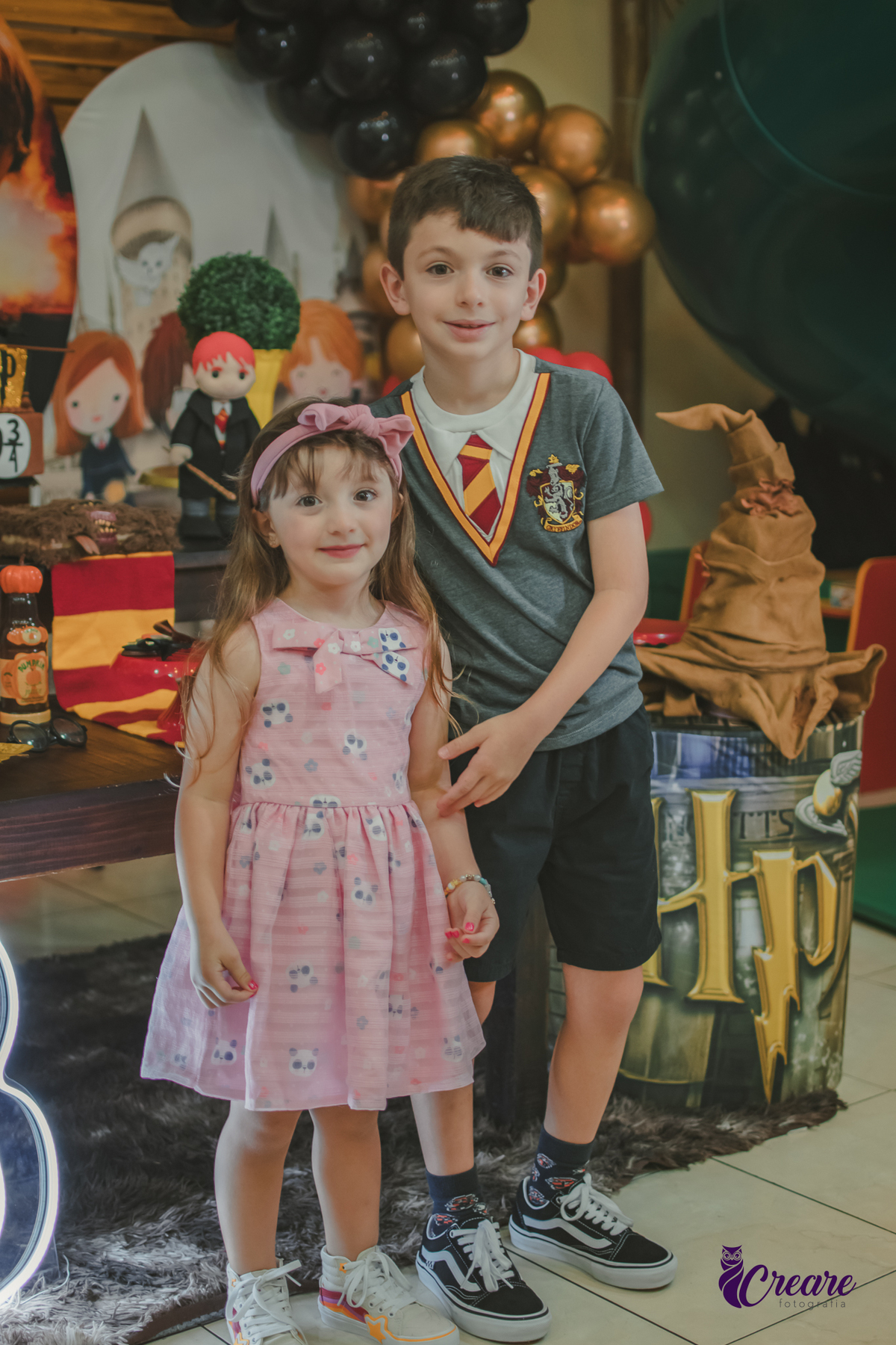 Fotografia de aniversário infantil, festa de 8 anos com tema Harry Potter. Festa infantil no Buffet Espaço Villas Kidas em São Bernardo do Campo. Fotógrafo.