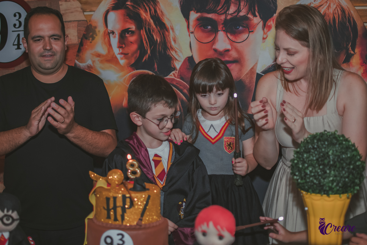 Fotografia de aniversário infantil, festa de 8 anos com tema Harry Potter. Festa infantil no Buffet Espaço Villas Kidas em São Bernardo do Campo. Fotógrafo.