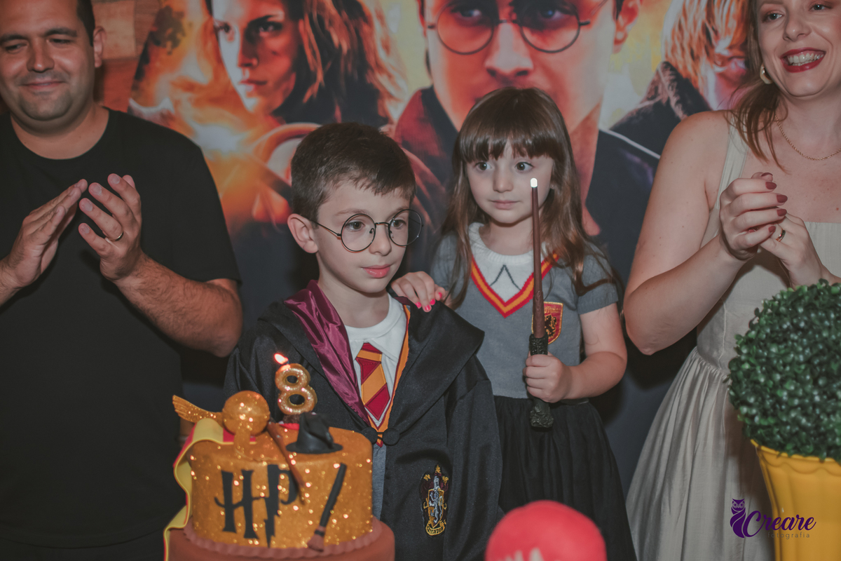 Fotografia de aniversário infantil, festa de 8 anos com tema Harry Potter. Festa infantil no Buffet Espaço Villas Kidas em São Bernardo do Campo. Fotógrafo.