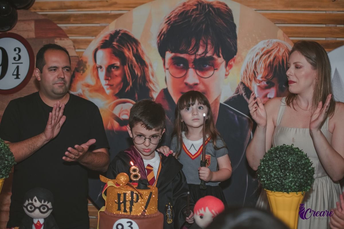 Fotografia de aniversário infantil, festa de 8 anos com tema Harry Potter. Festa infantil no Buffet Espaço Villas Kidas em São Bernardo do Campo. Fotógrafo.