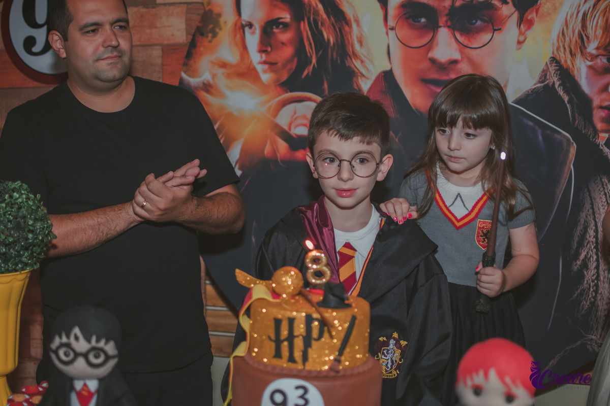 Fotografia de aniversário infantil, festa de 8 anos com tema Harry Potter. Festa infantil no Buffet Espaço Villas Kidas em São Bernardo do Campo. Fotógrafo.