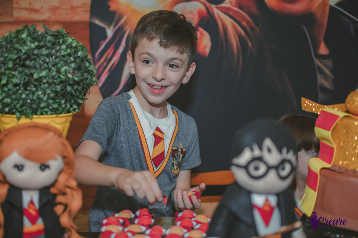 Fotografia de aniversário infantil, festa de 8 anos com tema Harry Potter. Festa infantil no Buffet Espaço Villas Kidas em São Bernardo do Campo. Fotógrafo.