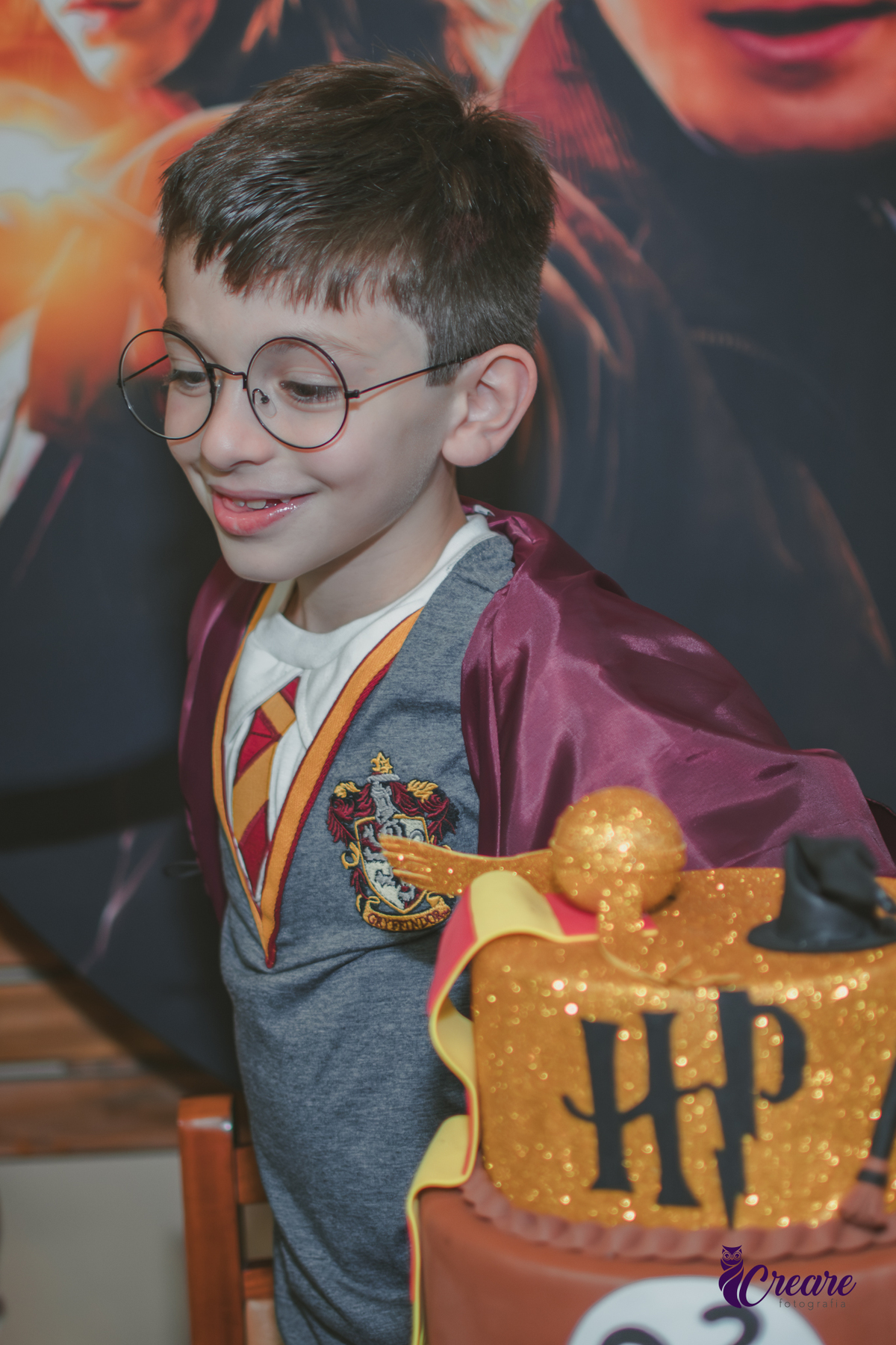 Fotografia de aniversário infantil, festa de 8 anos com tema Harry Potter. Festa infantil no Buffet Espaço Villas Kidas em São Bernardo do Campo. Fotógrafo.